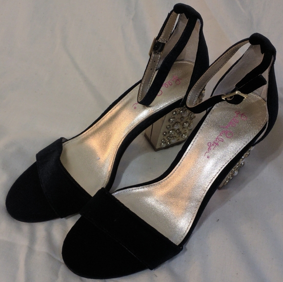 Heels - Picture 6 of 6